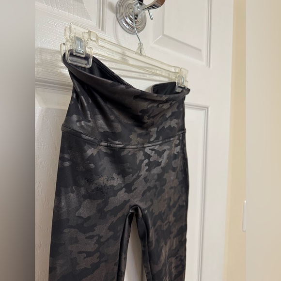 SPANX Faux Leather Leggings High Waist Camo Matte Black 20185R - Picture 7 of 10